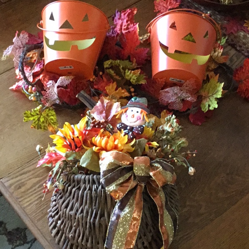 Fall decor, 2 pumpkin buckets, wall or door basket, and 5’ leaf garland